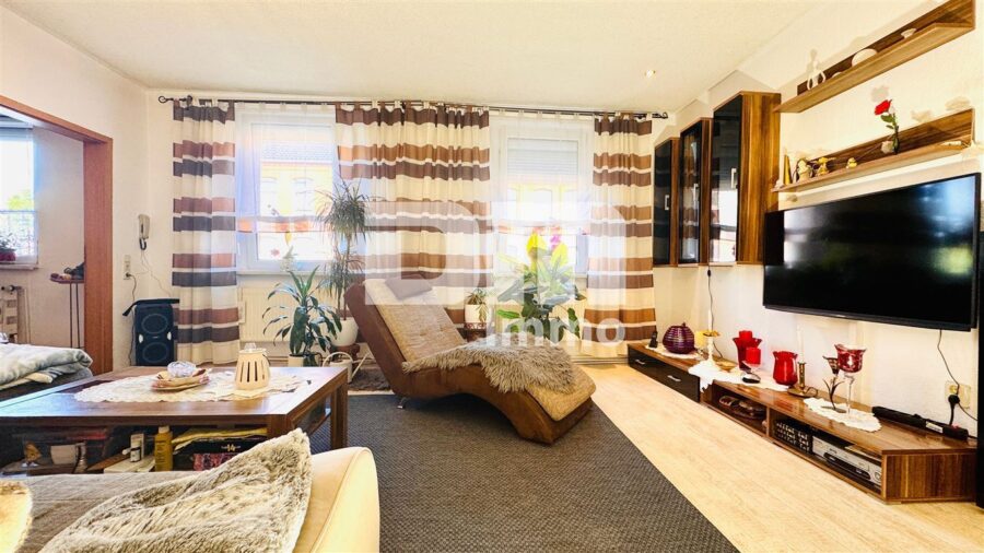 Solides Ein- bis Zweifamilienhaus mit großer Terrasse, Nebengebäude und opulenten Gartenbereich - EG Wohnzimmer